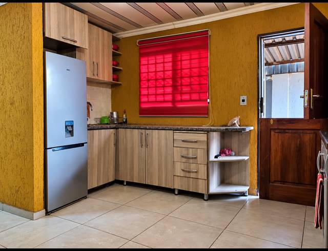 3 BEDROOM HOUSE FOR SALE IN STRETFORD